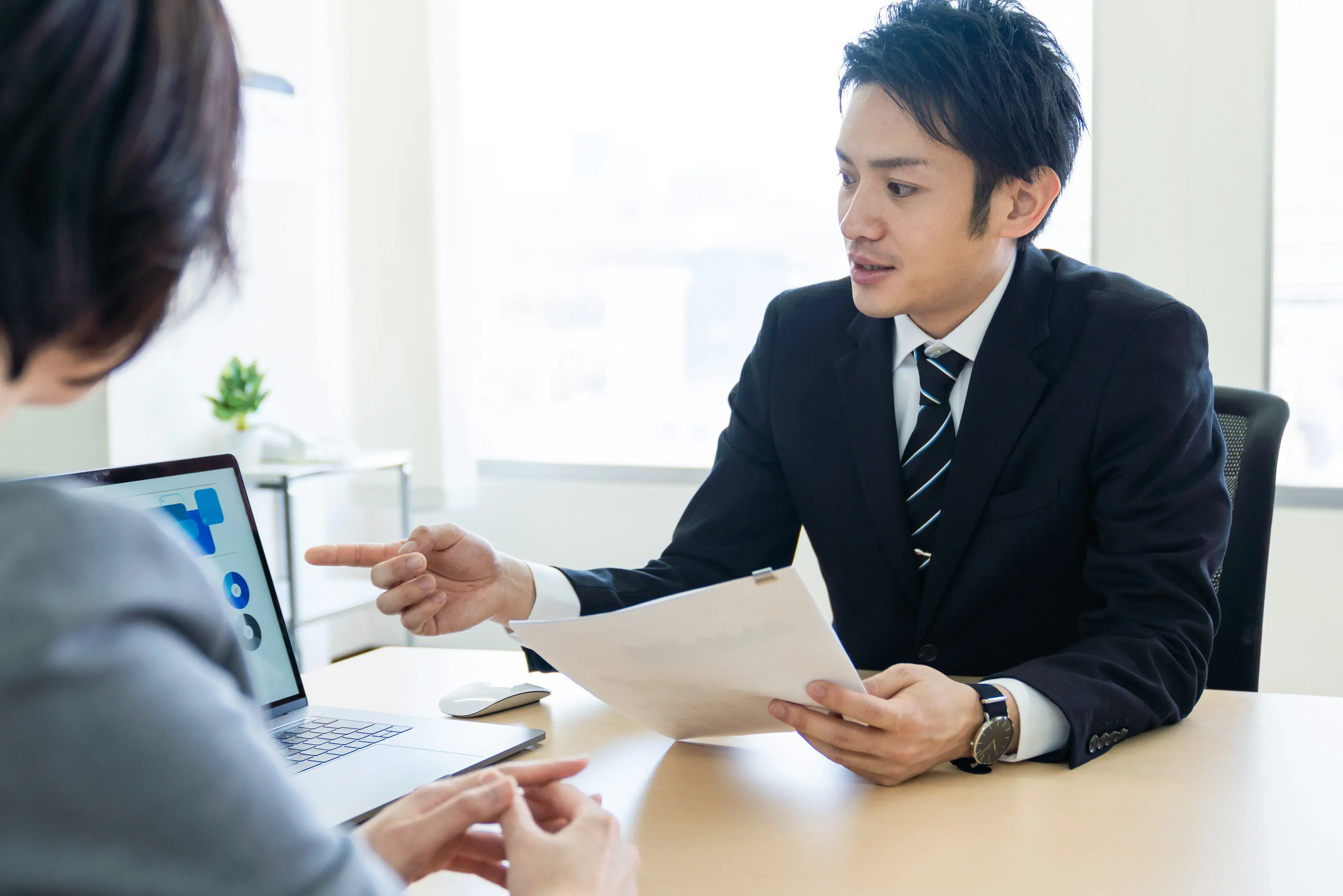 男性が説明している写真